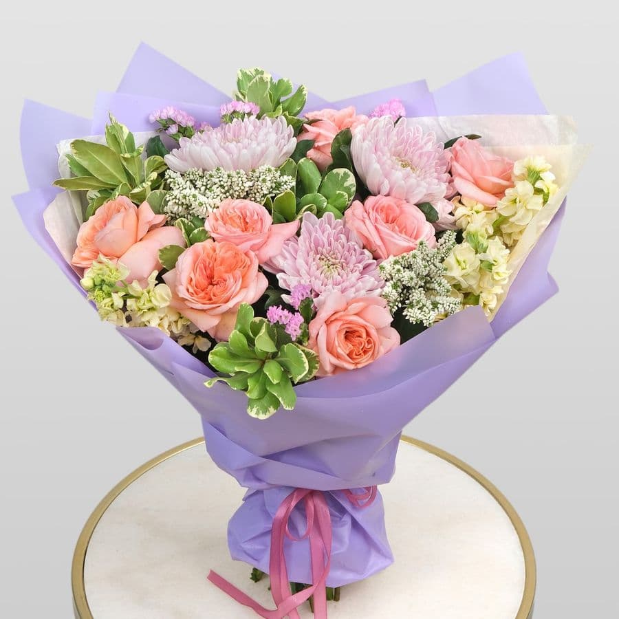 Букет из Роз, Хризантем и Маттиолы «Дарите девушкам цветы»