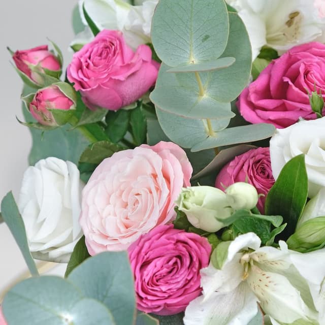 Композиция из Роз, Альстромерии и Эустомы в шляпной коробке «Мир счастья»