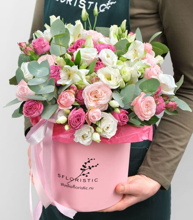 Композиция из Роз, Альстромерии и Эустомы в шляпной коробке «Мир счастья»