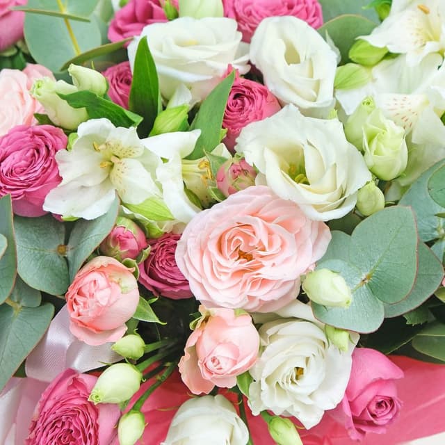 Композиция из Роз, Альстромерии и Эустомы в шляпной коробке «Мир счастья»