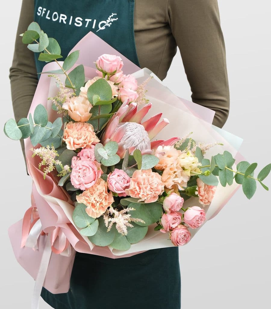 Букет из Эустомы, Гвоздики и Розы «Протея»