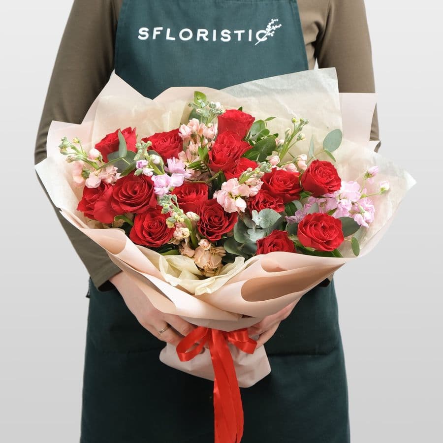 Букет из Роз и Маттиол «Яркое пламя любви»