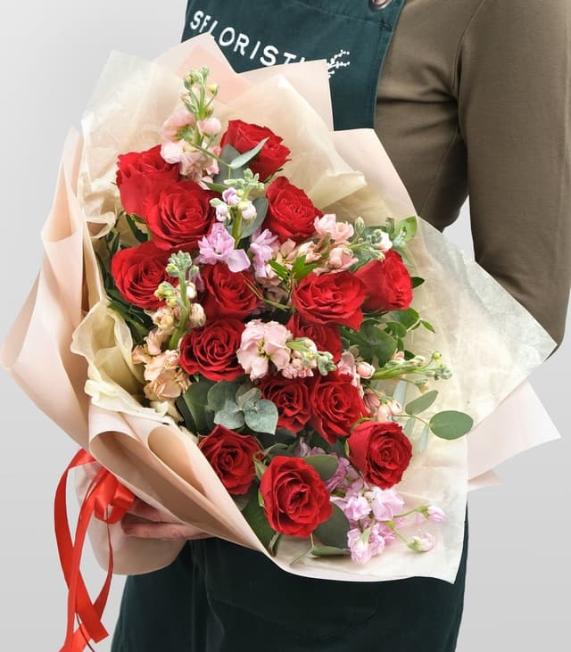 Букет из Роз и Маттиол «Яркое пламя любви»