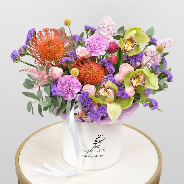 Композиция из Роз, Маттиол и Орхидеи в шляпной коробке «Неописуемой»