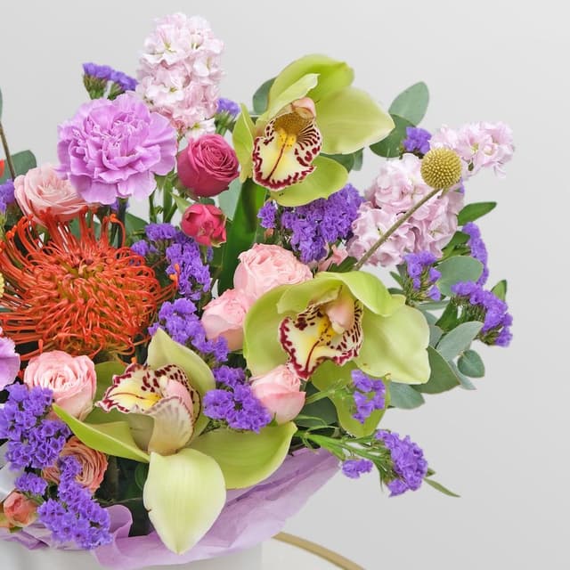 Композиция из Роз, Маттиол и Орхидеи в шляпной коробке «Неописуемой»