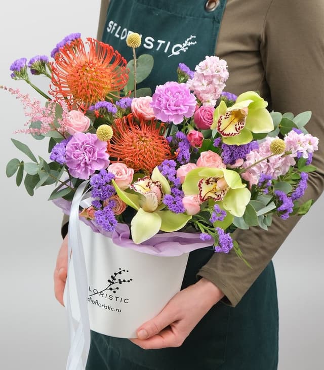 Композиция из Роз, Маттиол и Орхидеи в шляпной коробке «Неописуемой»