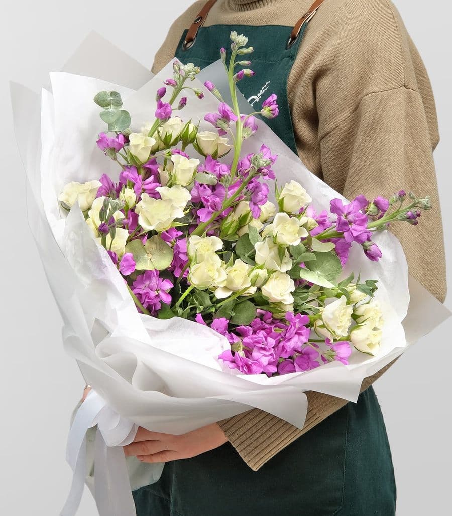 Букет из кустовых Роз и Маттиолы «Ангелина»