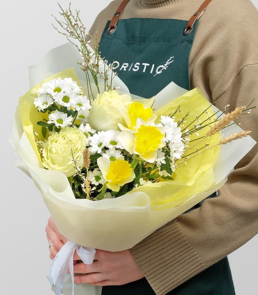 Букет из Нарцисса, Хризантем и Роз «Солнышко»