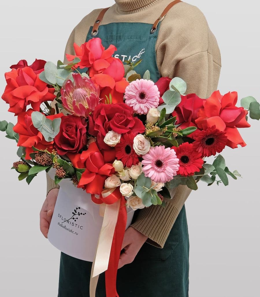 Композиция из Роз, Гермини и Протеи «Танец любви»