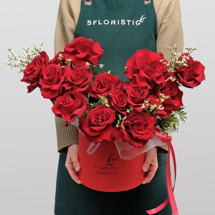 Композиция из Роз Эквадор в шляпной коробке «Очаг Любви»