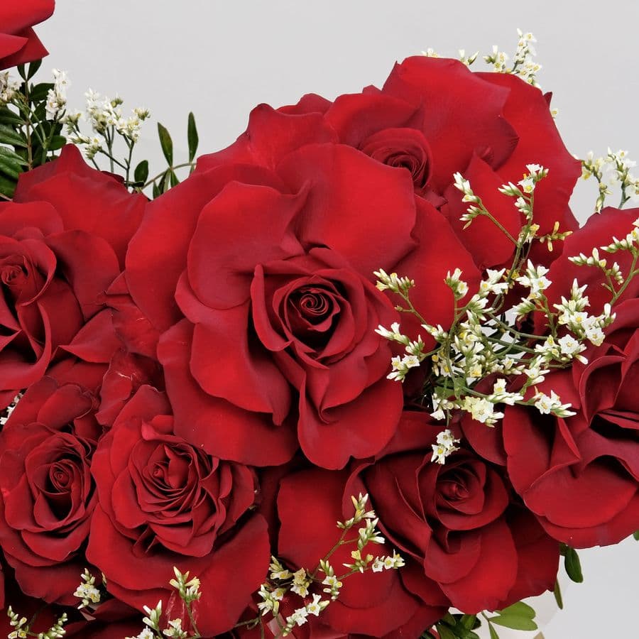 Композиция из Роз Эквадор в шляпной коробке «Очаг Любви»