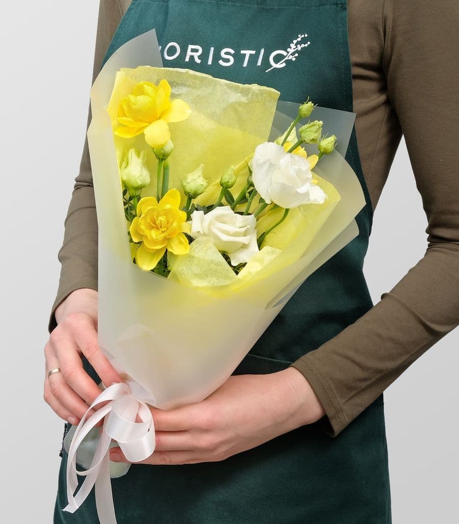Букет из Нарцисса и Эустомы «Летний Бриз»