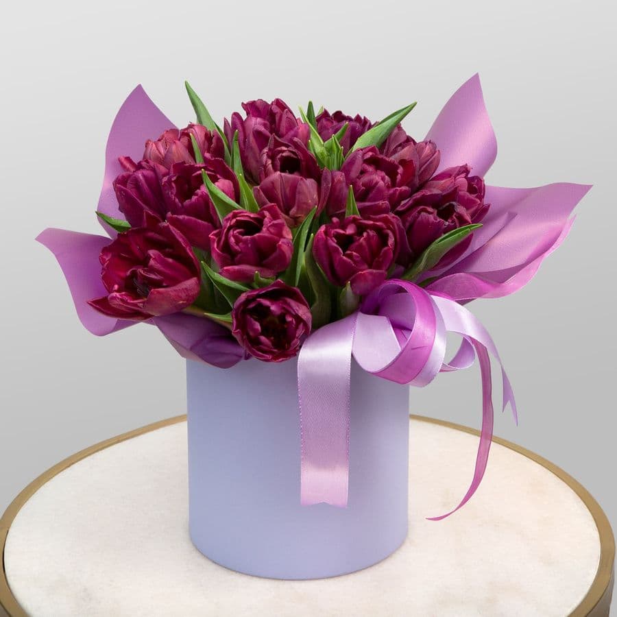 Композиция из Тюльпанов  в шляпной коробке «Эффект фиалки»