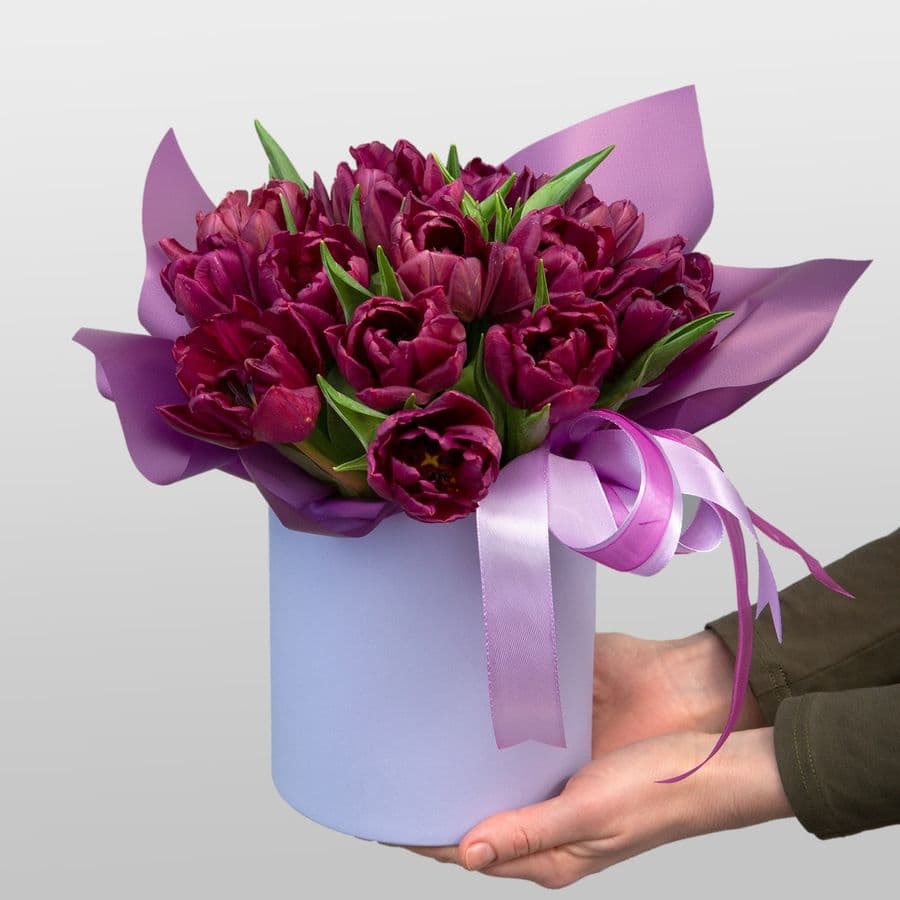 Композиция из Тюльпанов  в шляпной коробке «Эффект фиалки»