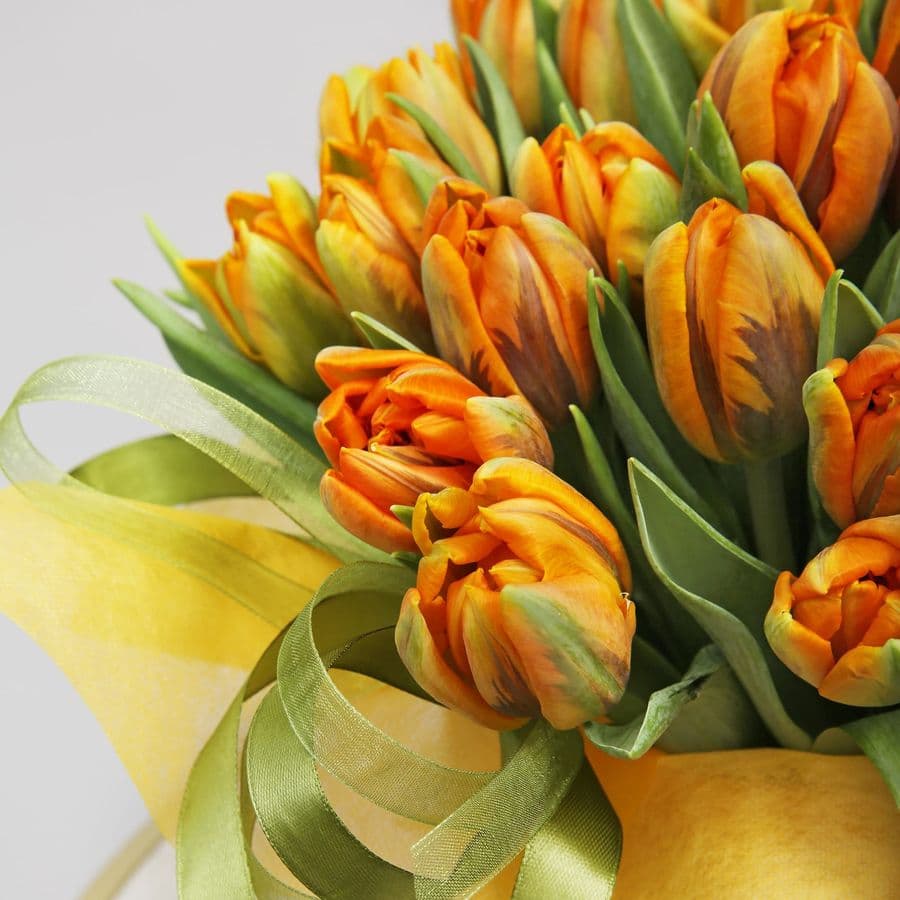 Композиция из Пионовидных Тюльпанов в шляпной коробке «Апельсиновое солнце»