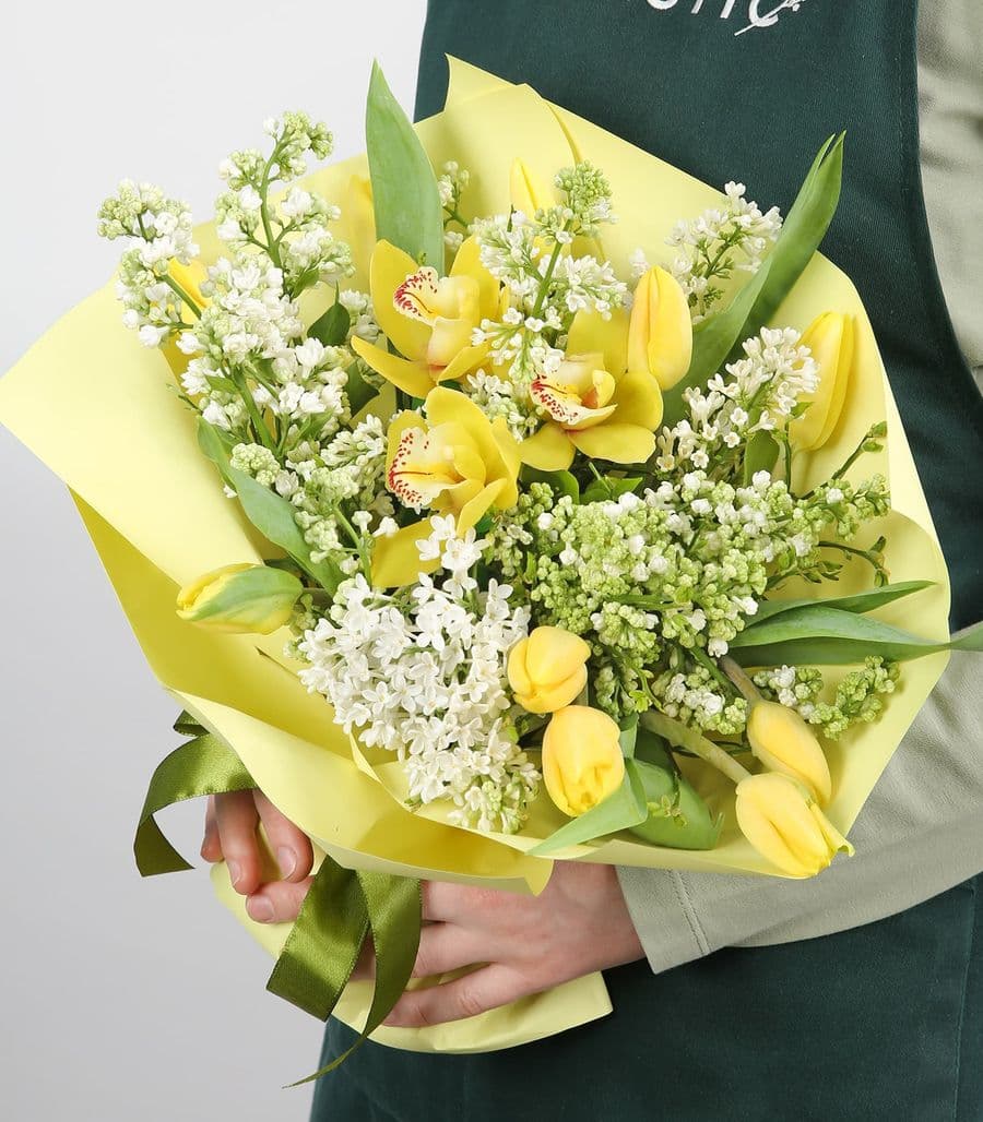 Букет из Сирени, Тюльпанов и Орхидей «Утренние лучи»
