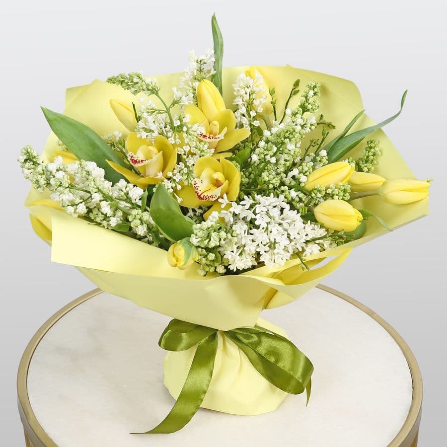 Букет из Сирени, Тюльпанов и Орхидей «Утренние лучи»
