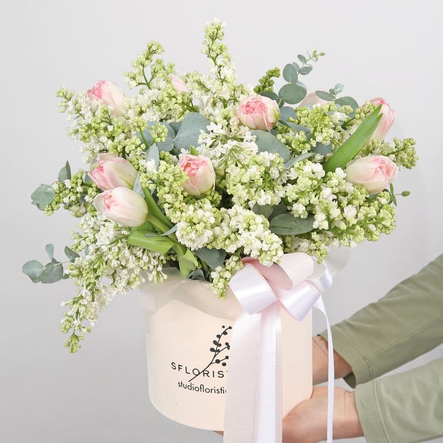 Композиция из Сирени и пионовидных Тюльпанов «Теплые объятия»