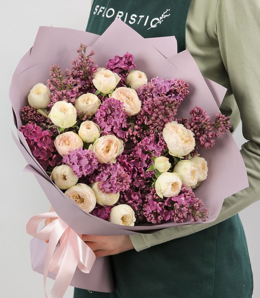 Букет из Сирени и кустовых пионовидных Роз «На закате»