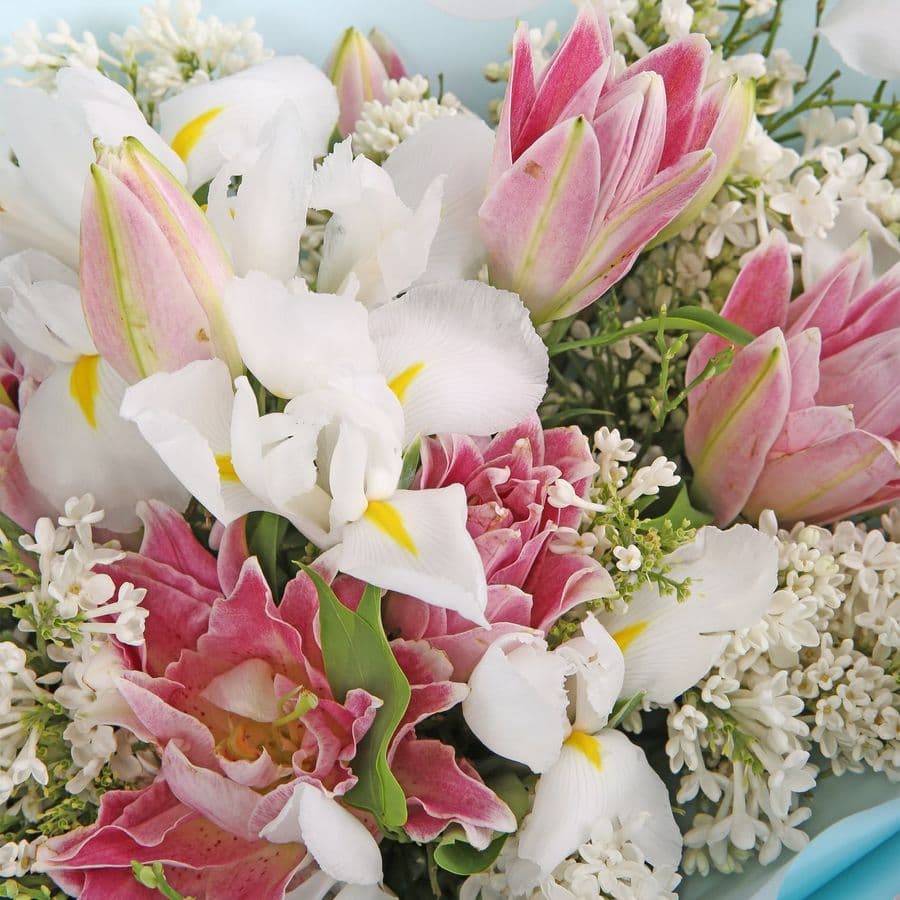 Букет из Сирени, Ириса и Лилий «Нежный вздох»