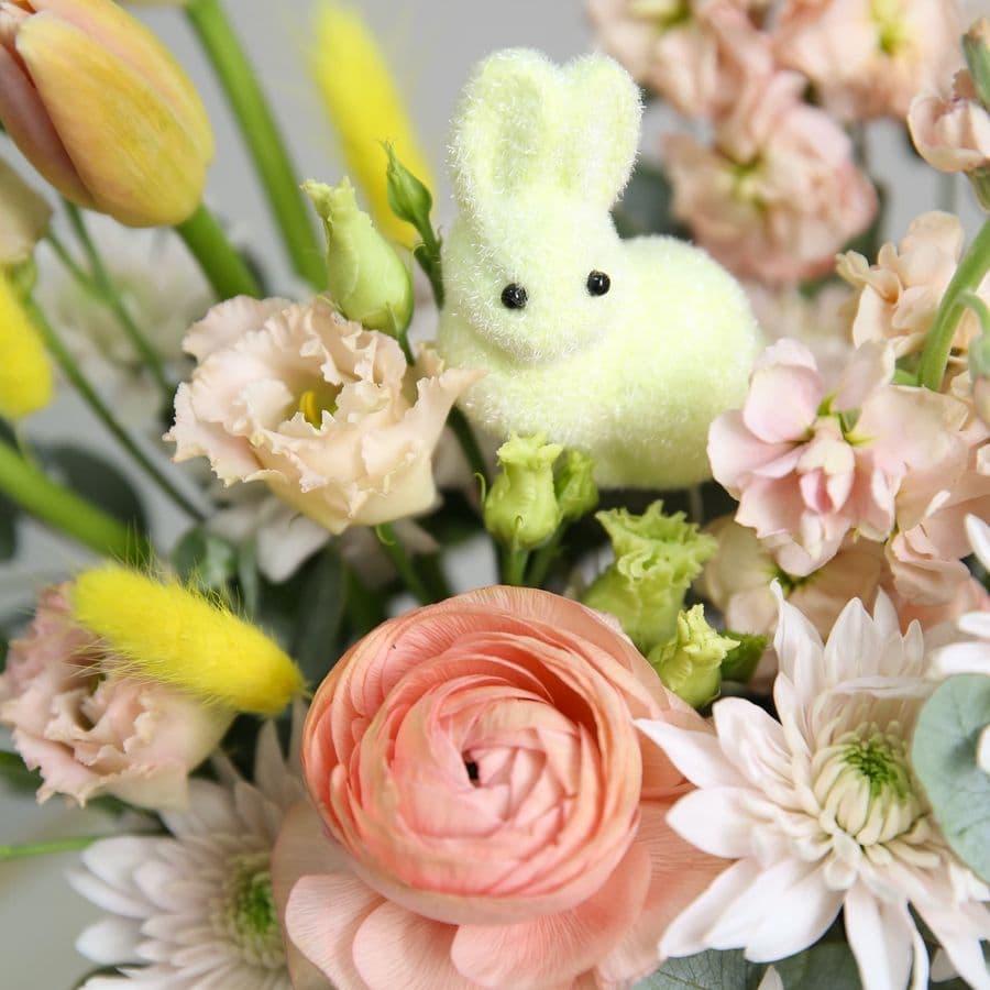 Пасхальная композиция из Тюльпанов и Ранункулюсов «Солнечный зайка»