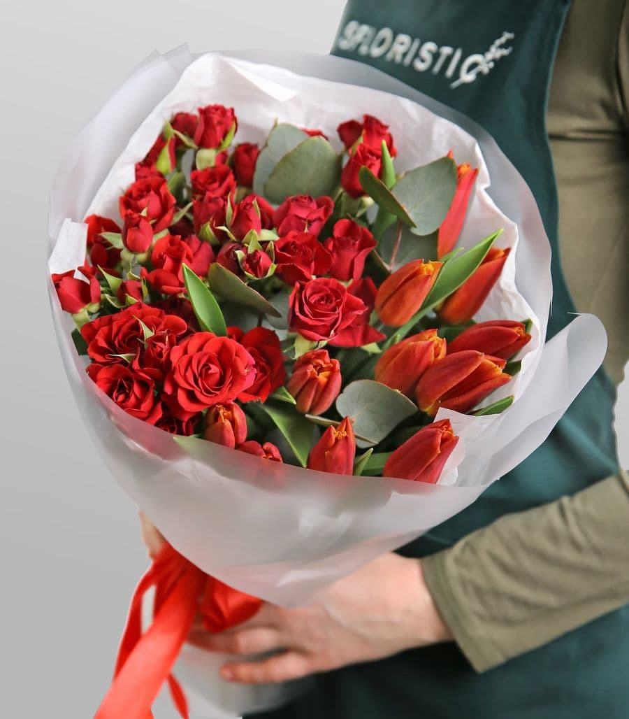 Букет из Тюльпанов и кустовых Роз «Экспрессия»