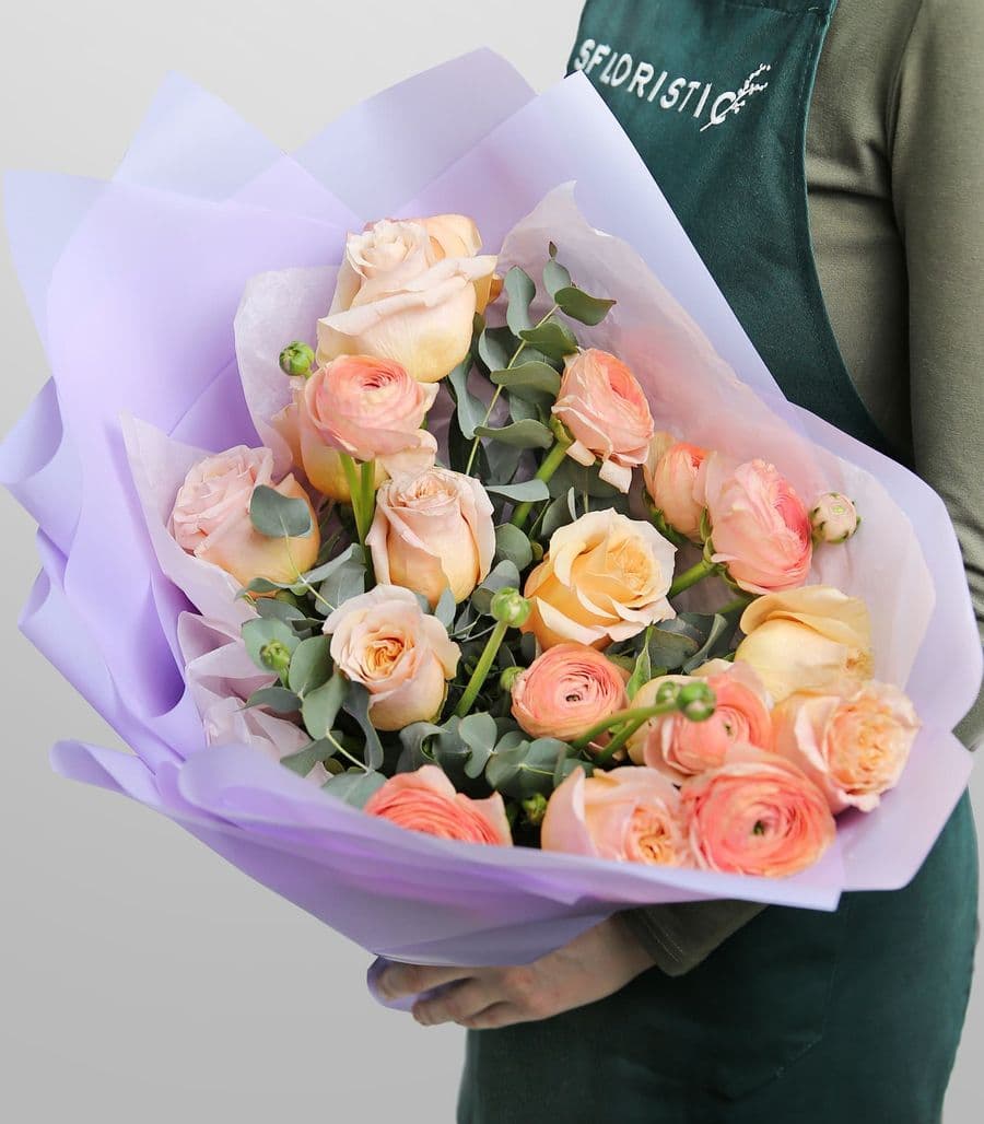 Букет из Ранункулюсов и Роз «Душевное тепло»