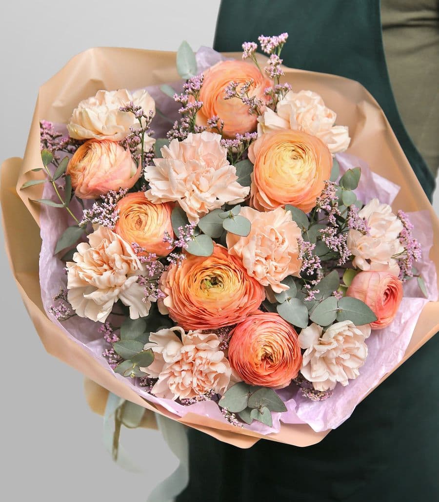 Букет из Ранункулюсов и Диантусов «Сливочный десерт»
