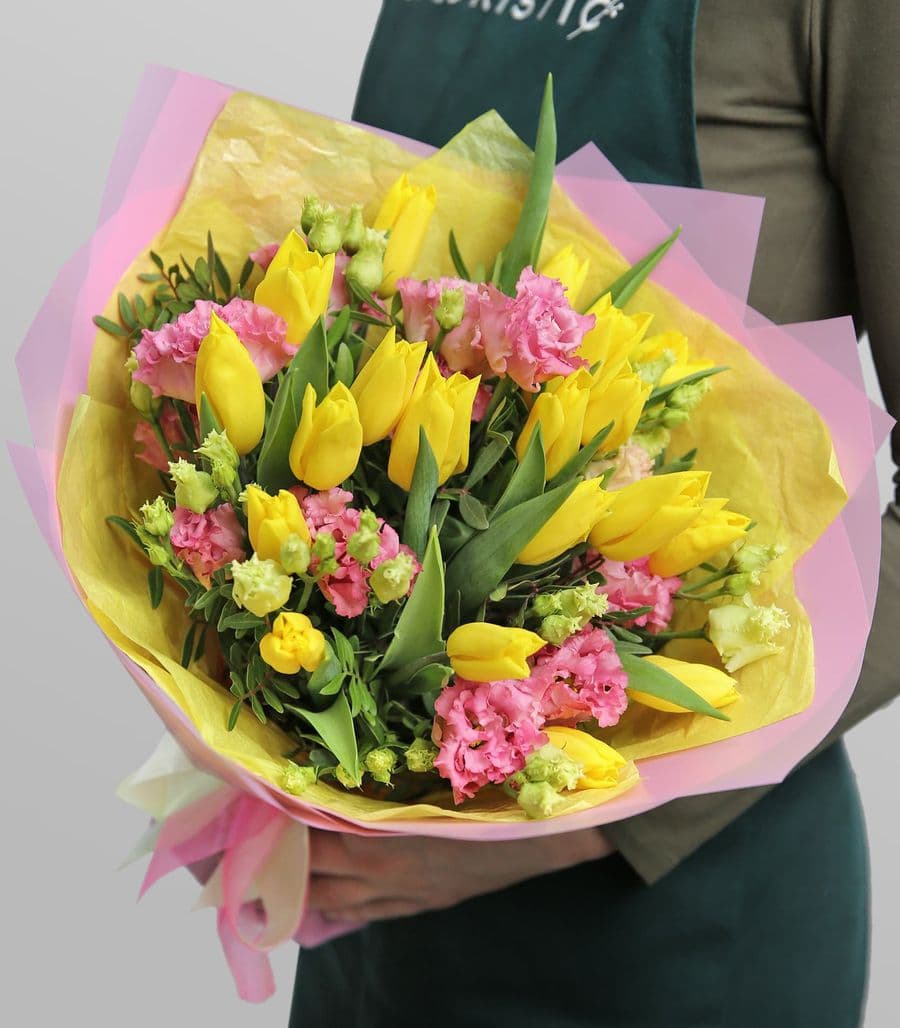 Букет из Тюльпанов и Лизиантуса «Поцелуй солнца»
