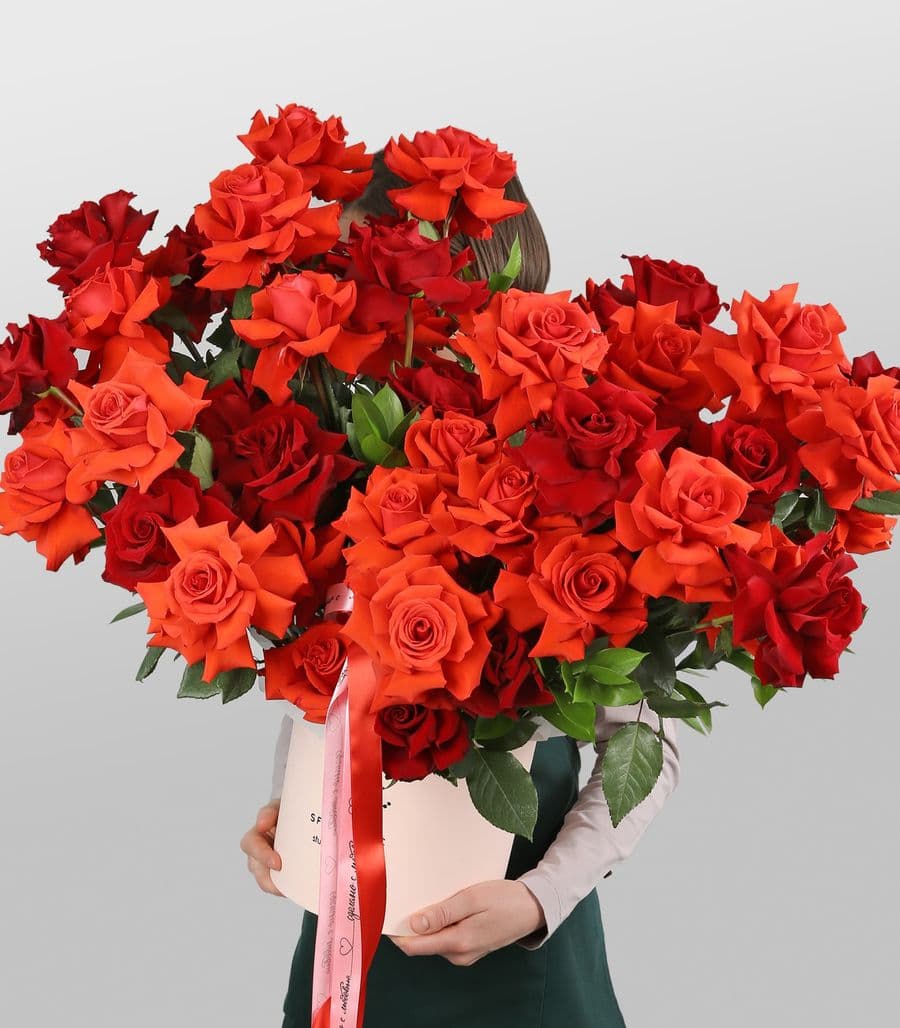 Композиция из Роз Эквадор и Рускуса «Само совершенство»