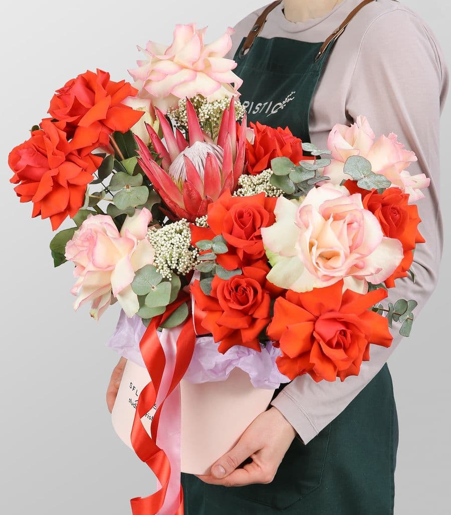 Композиция из Роз Эквадор, Протеи и Озотамнуса «Мираж»