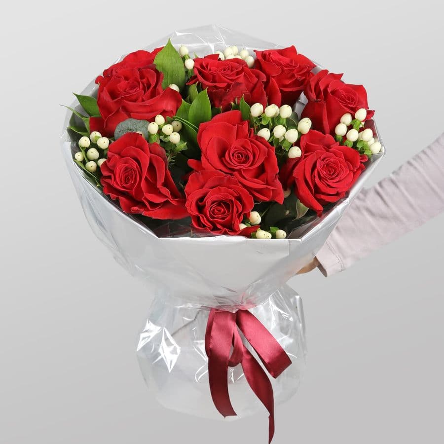 Букет из Роз Эквадор и Гиперикума «Шепот любви»