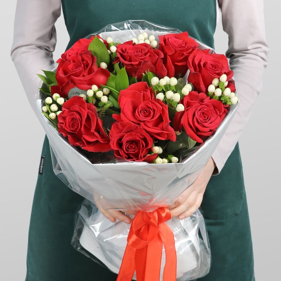 Букет из Роз Эквадор и Гиперикума «Шепот любви»