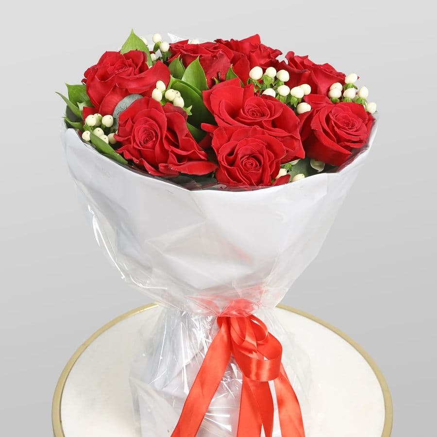 Букет из Роз Эквадор и Гиперикума «Шепот любви»