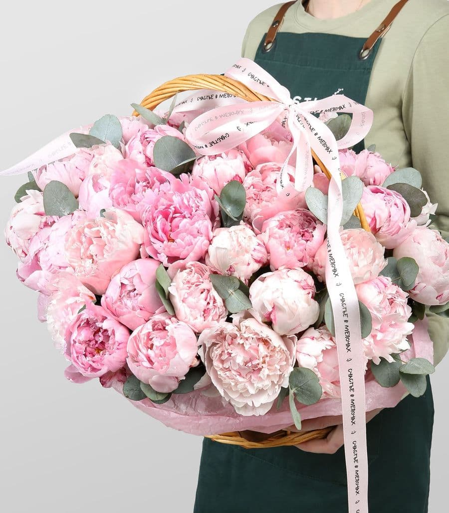 Композиция из Пионов в корзине «Пудра»