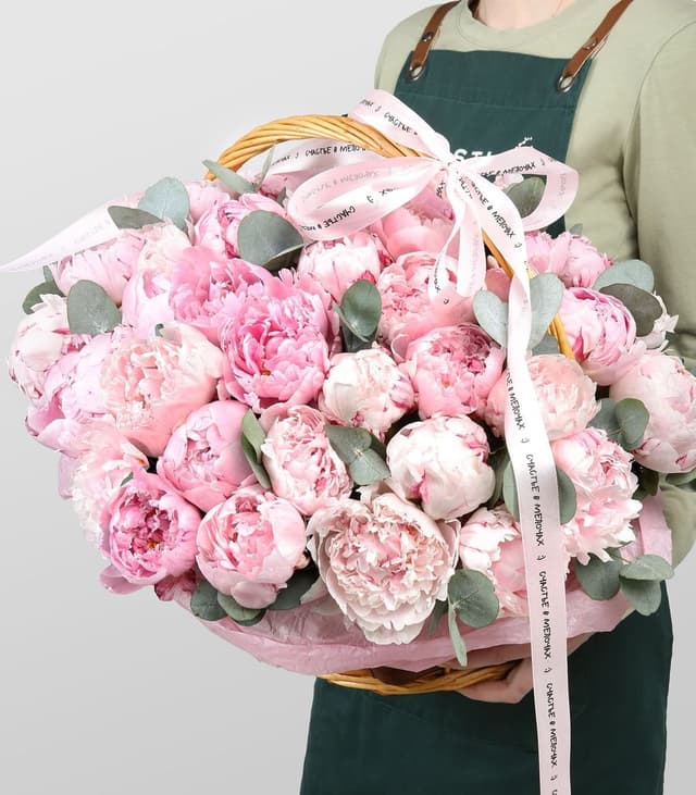 Композиция из Пионов в корзине «Пудра»