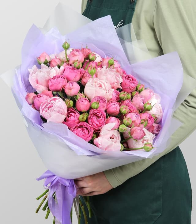 Букет из Пионов и кустовых пионовидных Роз «Бархатный вечер»