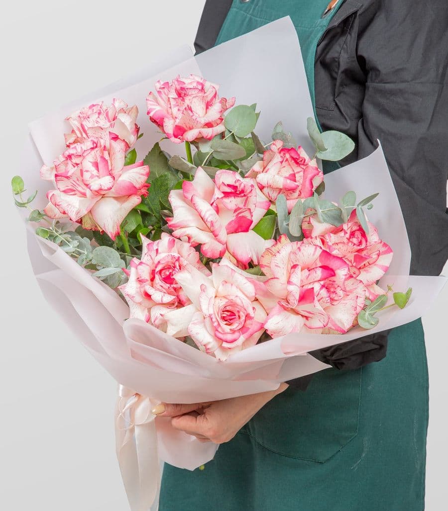 Букет Роз Эквадор «Нежные поцелуи» с эвкалиптом