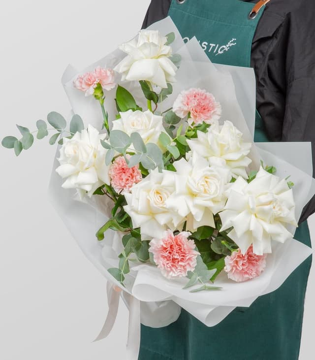 Букет Роз Эквадор и Диантуса «Сказочная мелодия»