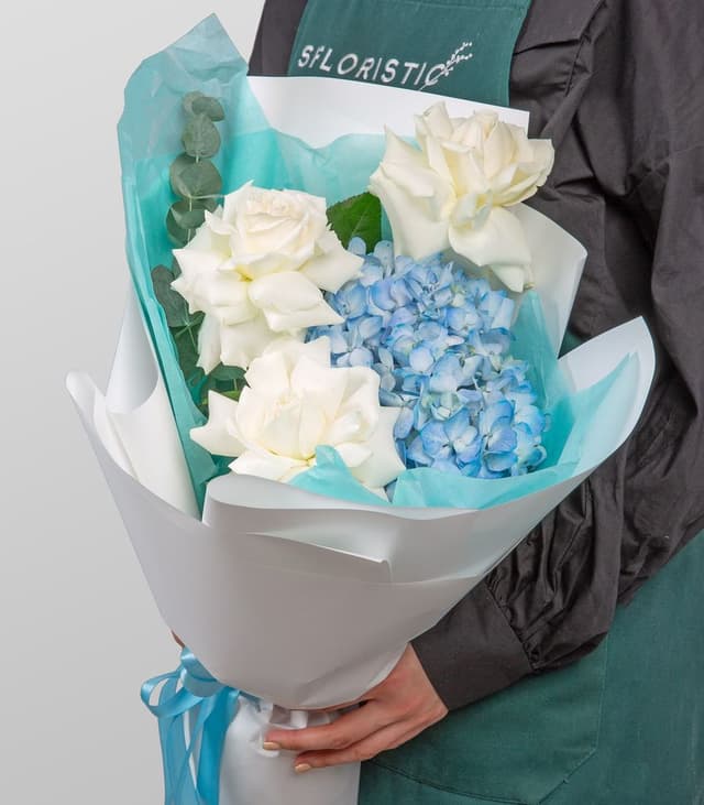 Букет из Роз Эквадор и Гортензии «Сердце океана»