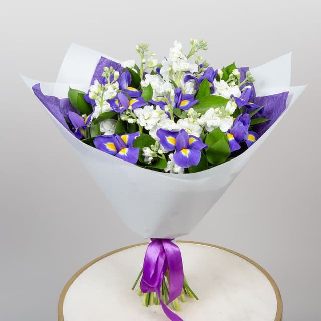 Букет из Маттиолы и Ириса «Тайна ночи»