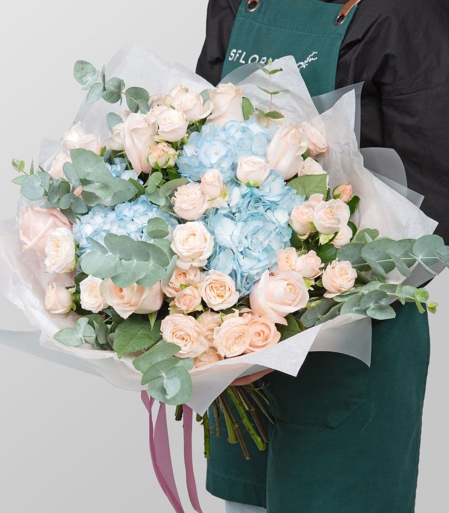 Букет из Роз и Гортензий «Вечная страсть»