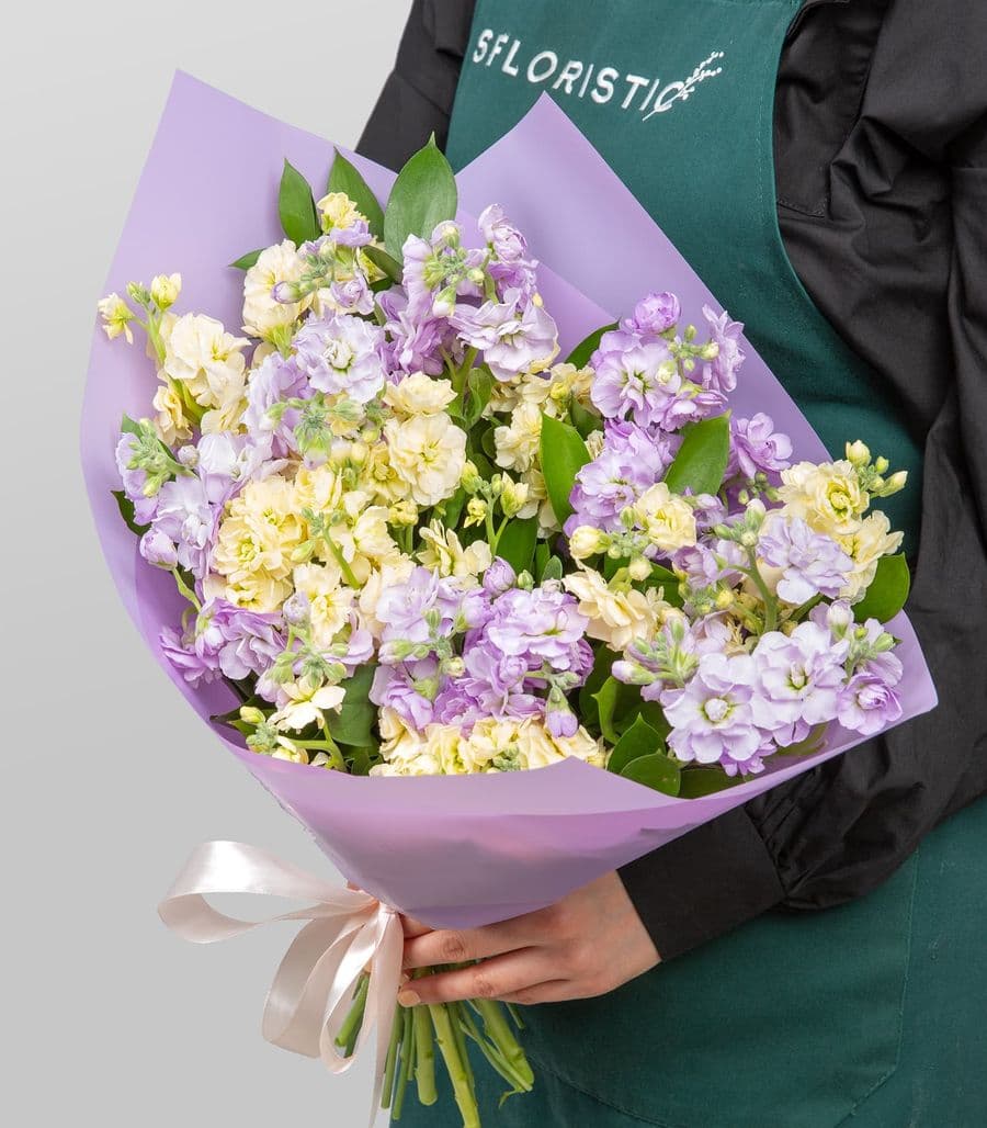 Букет из кустовых Маттиол «Светлая Мечта»