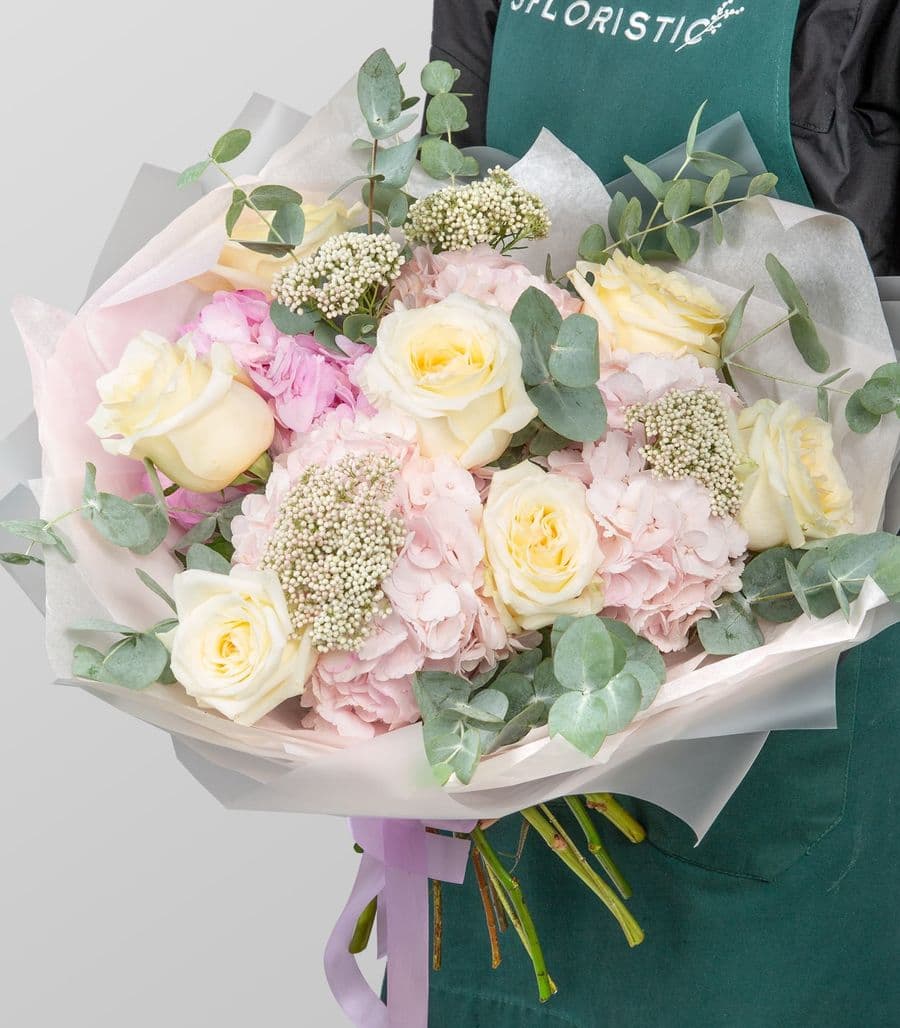 Букет из Гортензий, Роз Эквадор и Озотамнуса «Белоснежная Симфония»
