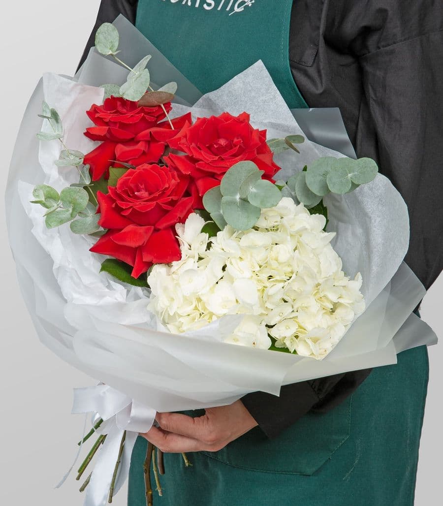 Букет из Гортензий и Роз Эквадор «Нежные Объятия»