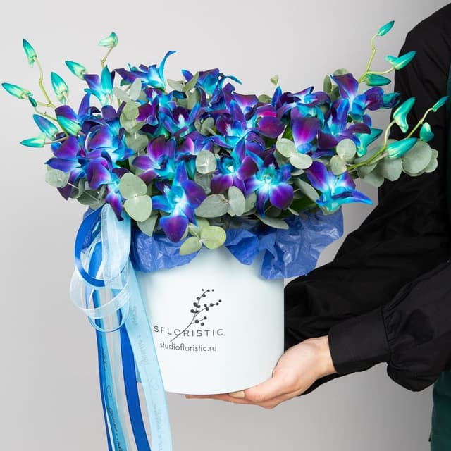 Композиция из синих Орхидей в шляпной коробке «Звездная Ночь»