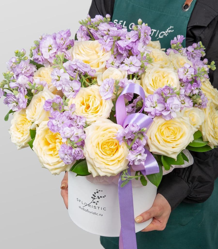 Композиция из Роз и Маттиолы «Энергия природы»