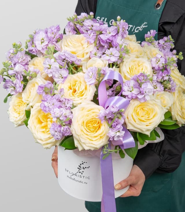 Композиция из Роз и Маттиолы «Энергия природы»