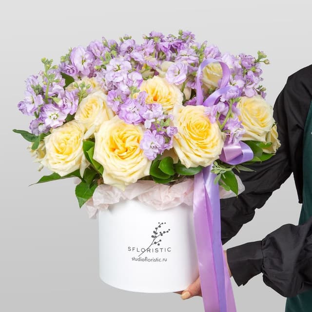 Композиция из Роз и Маттиолы «Энергия природы»