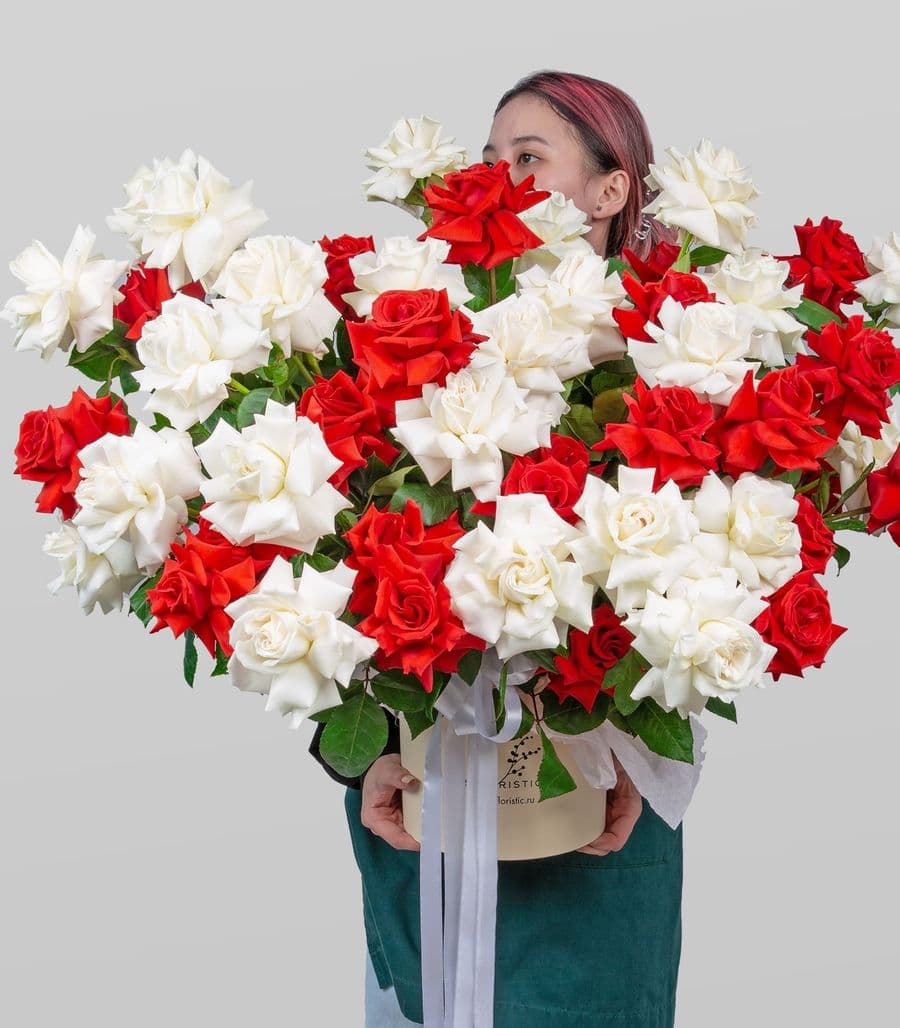 Композиция из Роз Эквадор в шляпной коробке «Сердечный привет»